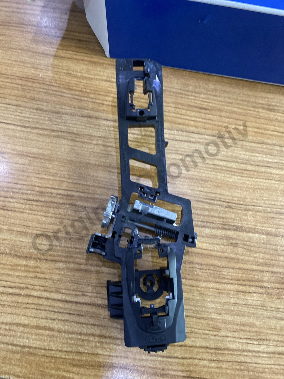 FORD COURIER FIESTA SAĞ ÖN KAPI KOLU İÇ BRAKETİ ET76A224A36BA 1833727