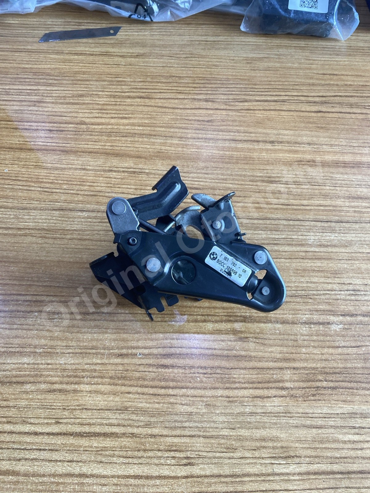 BMW 5 SERİSİ F10 SAĞ KAPUT KİLİDİ 51237183762 7183762