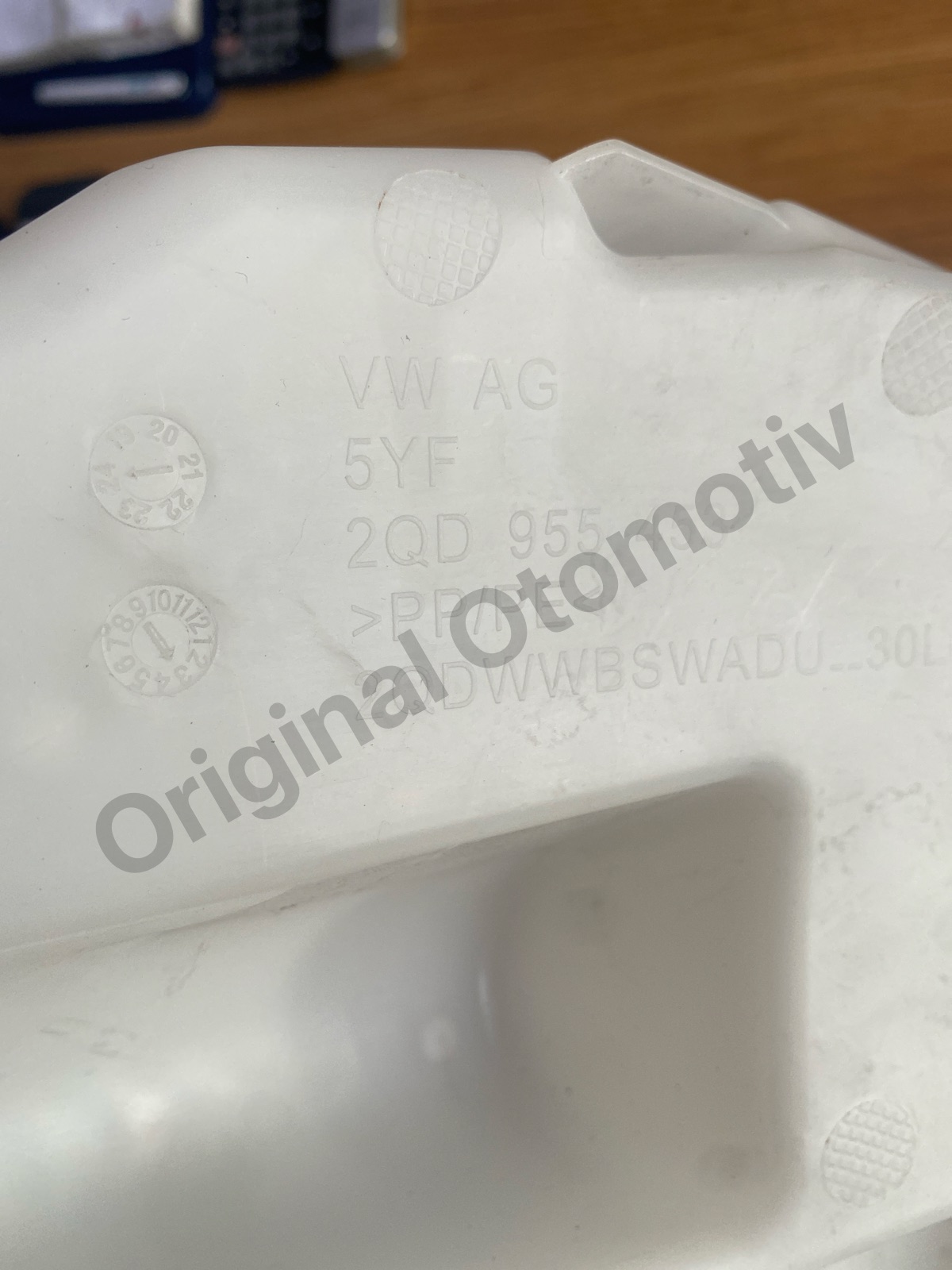 VW POLO ÖN CAM SİLECEK SU DEPOSU 2QD955453 2Q0955453
