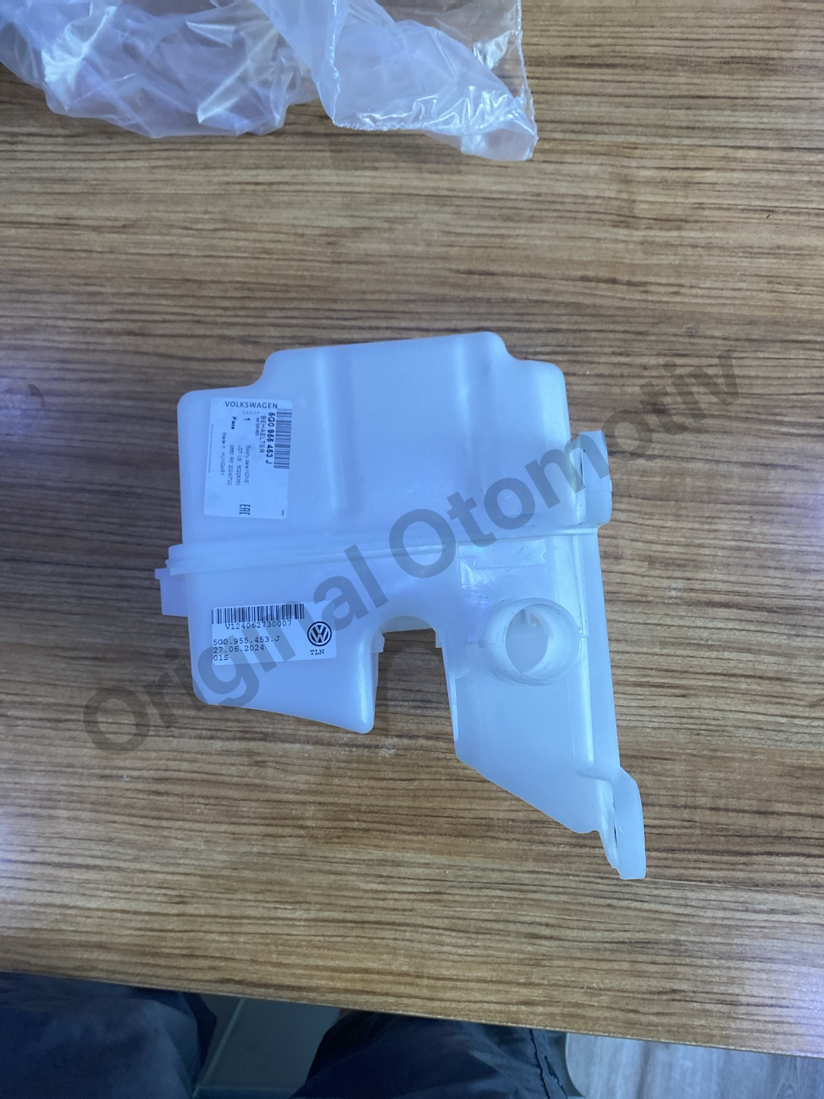 VOLKSWAGEN GOLF 7 PASSAT B8 ÖN SİLECEK SU DEPOSU 5G0955453J 5G0955453E
