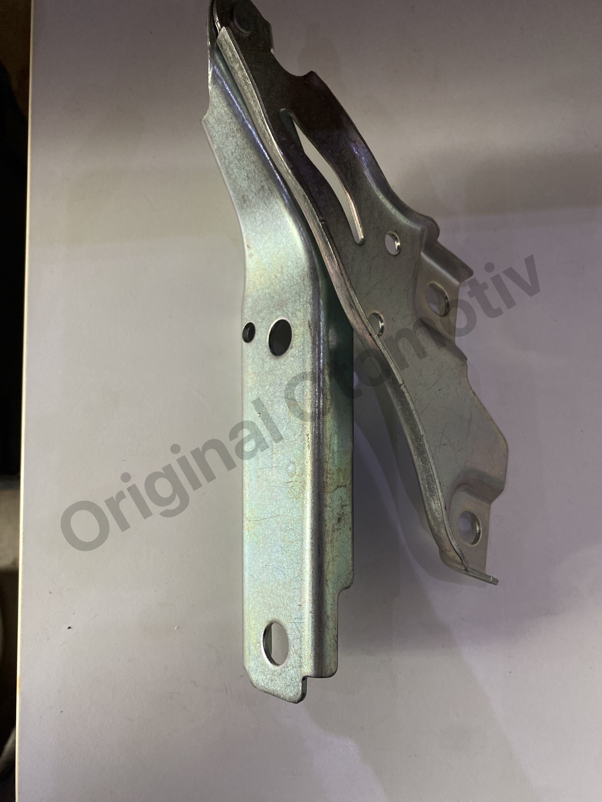 VW PASSAT B8 SAĞ KAPUT MENTEŞESİ 3G0823302