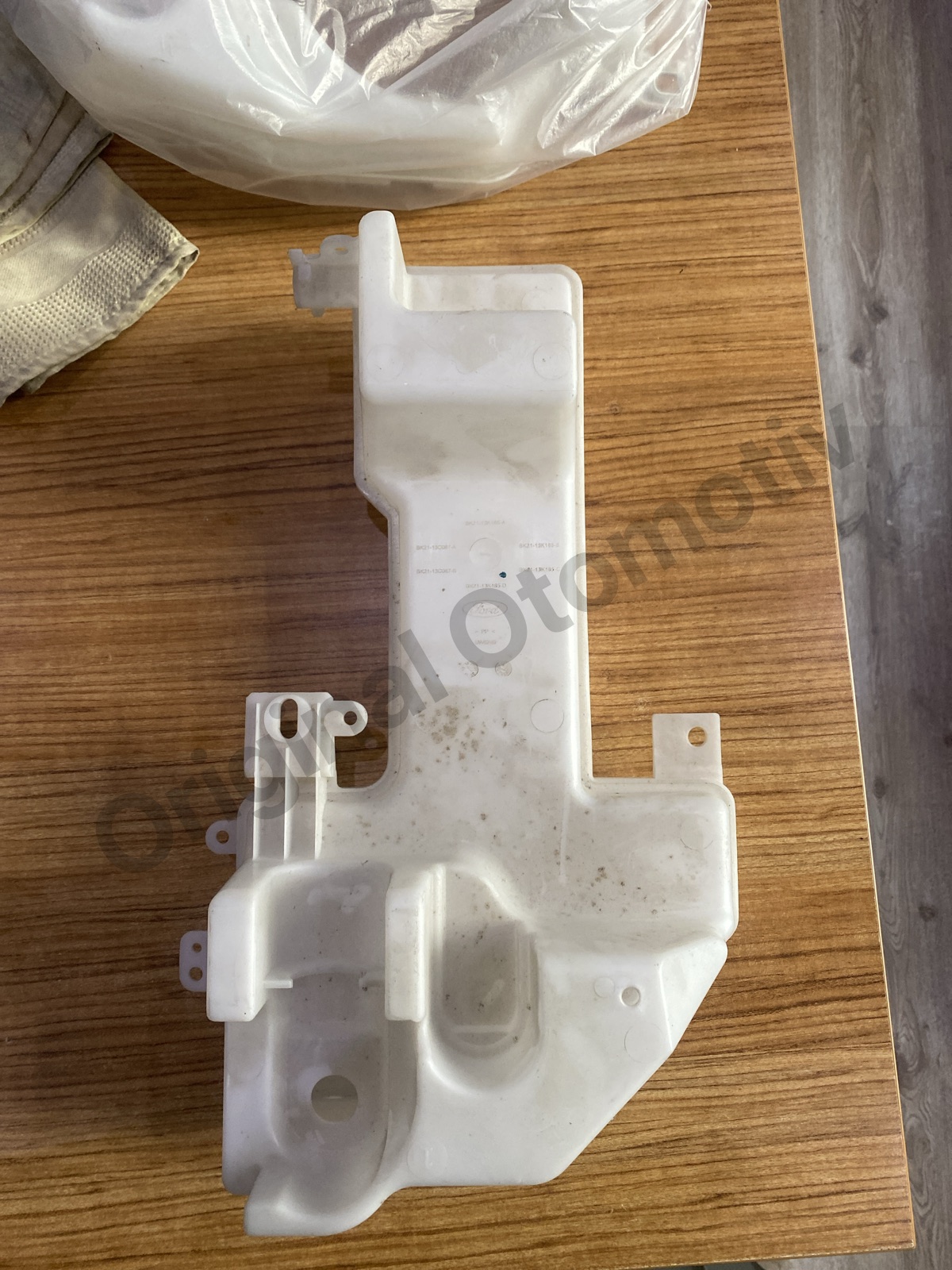 FORD TRANSIT V363 TRANSIT CUSTOM V362 ÖN CAM SİLECEK SU DEPOSU BK21-13K185-D