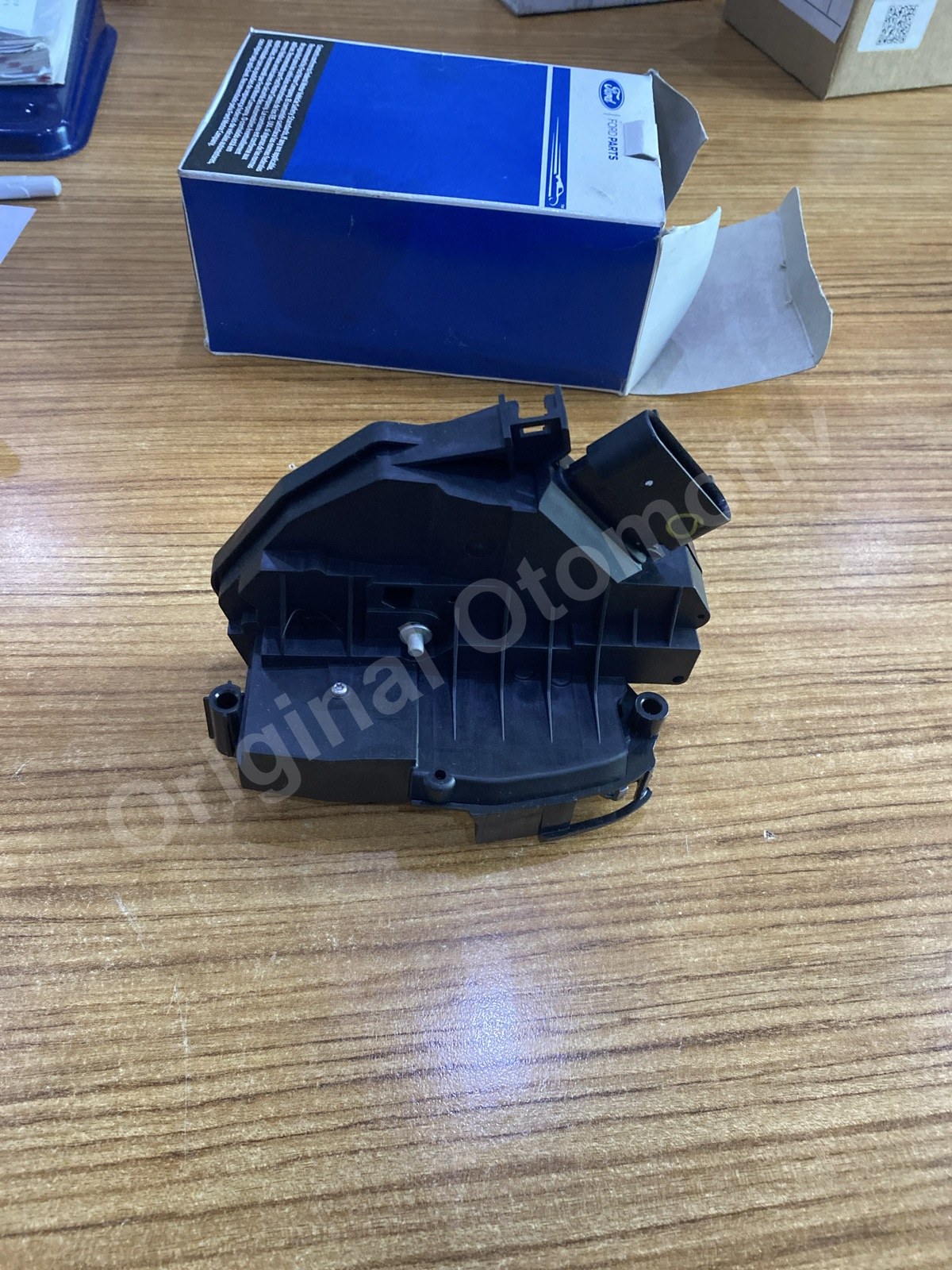 FORD FIESTA C-MAX CONNECT ÖN SAĞ KAPI KİLİDİ 2048282 AM5AU21812BF